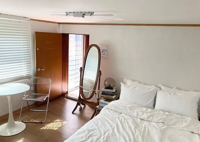 Woodside House/ Hongik St. Exite 5~7 3Min
