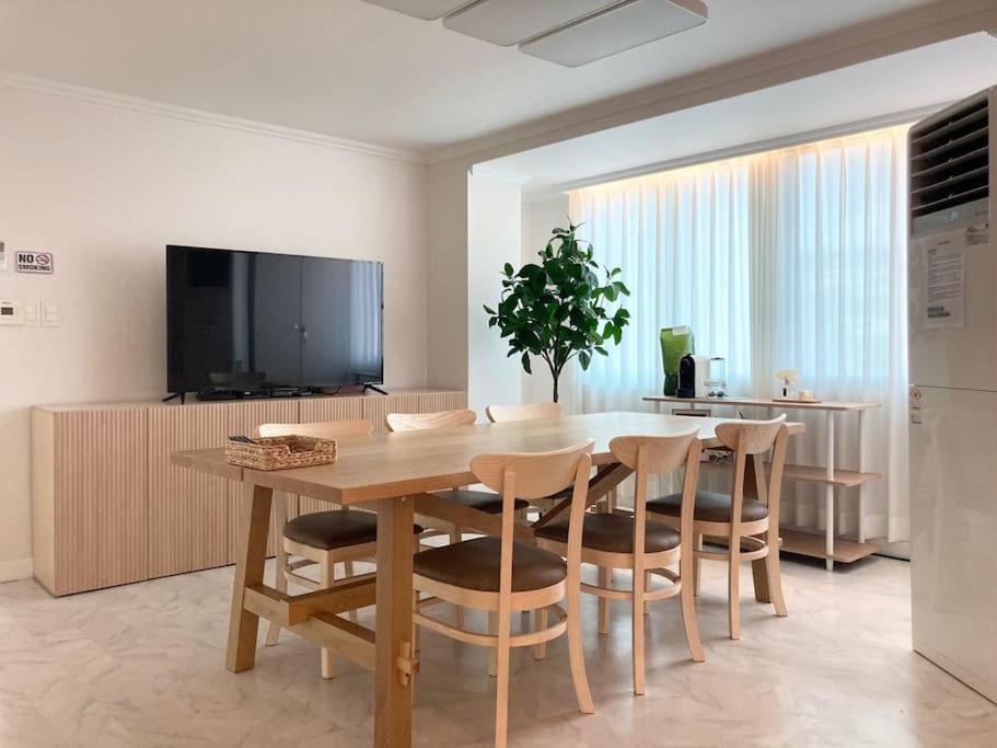 Woodside House/ Hongik St. Exite 5~7 3min *