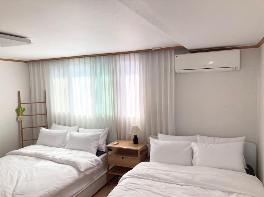 Woodside House/ Hongik St. Exite 5~7 3min *