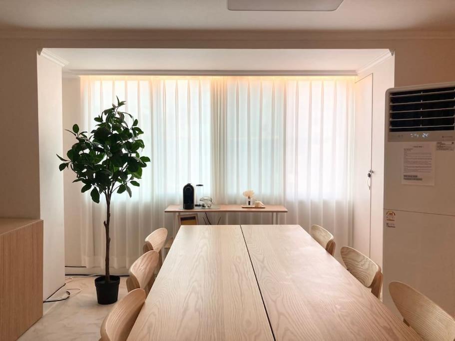 Woodside House/ Hongik St. Exite 5~7 3min * Seoul