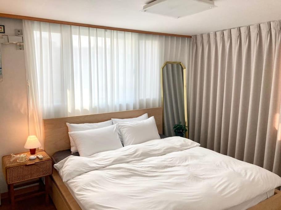 Woodside House/ Hongik St. Exite 5~7 3min Holiday home Seoul