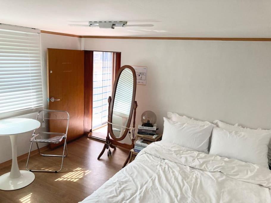 Woodside House/ Hongik St. Exite 5~7 3min Holiday home