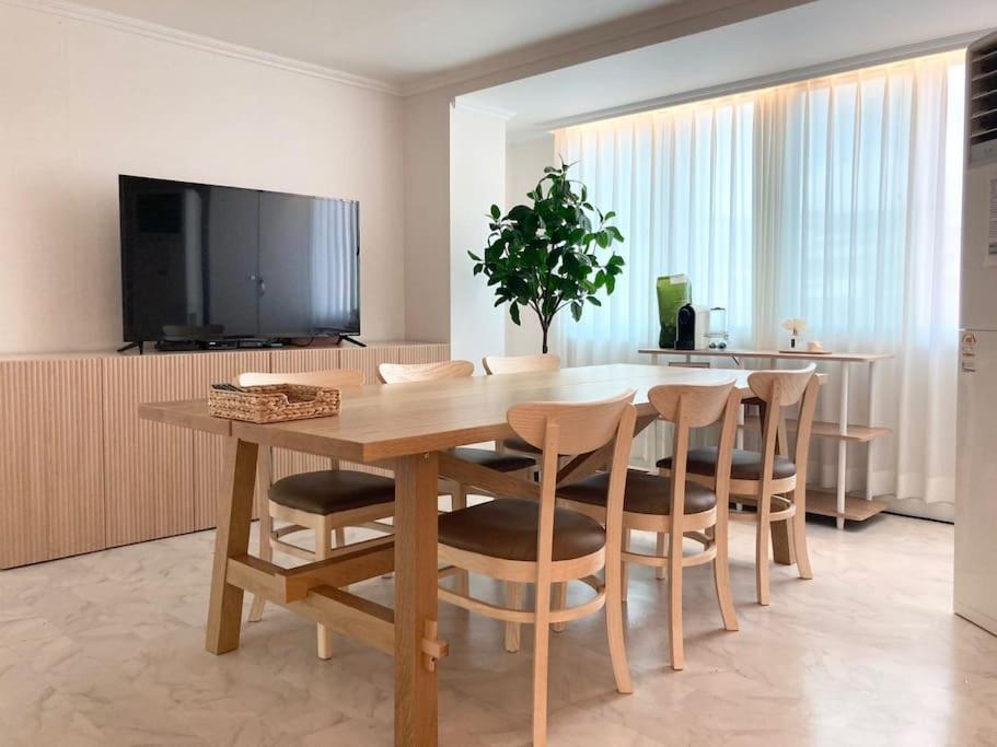 Woodside House/ Hongik St. Exite 5~7 3min Seoul