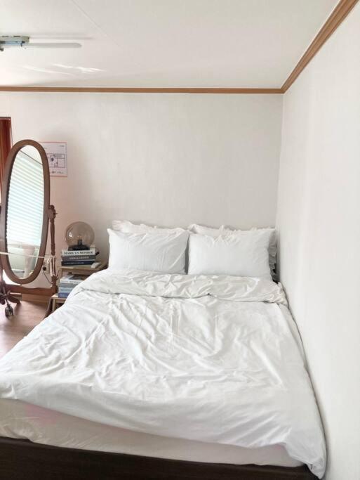 Holiday home Woodside House/ Hongik St. Exite 5~7 3min Seoul