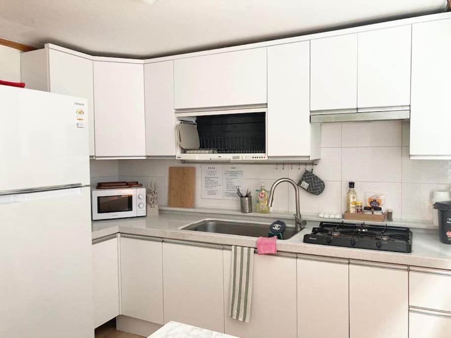 Woodside House/ Hongik St. Exite 5~7 3min Seoul
