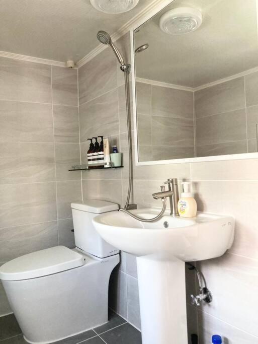 Woodside House/ Hongik St. Exite 5~7 3min Holiday home *