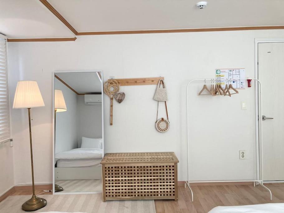 Woodside House/ Hongik St. Exite 5~7 3min Seoul